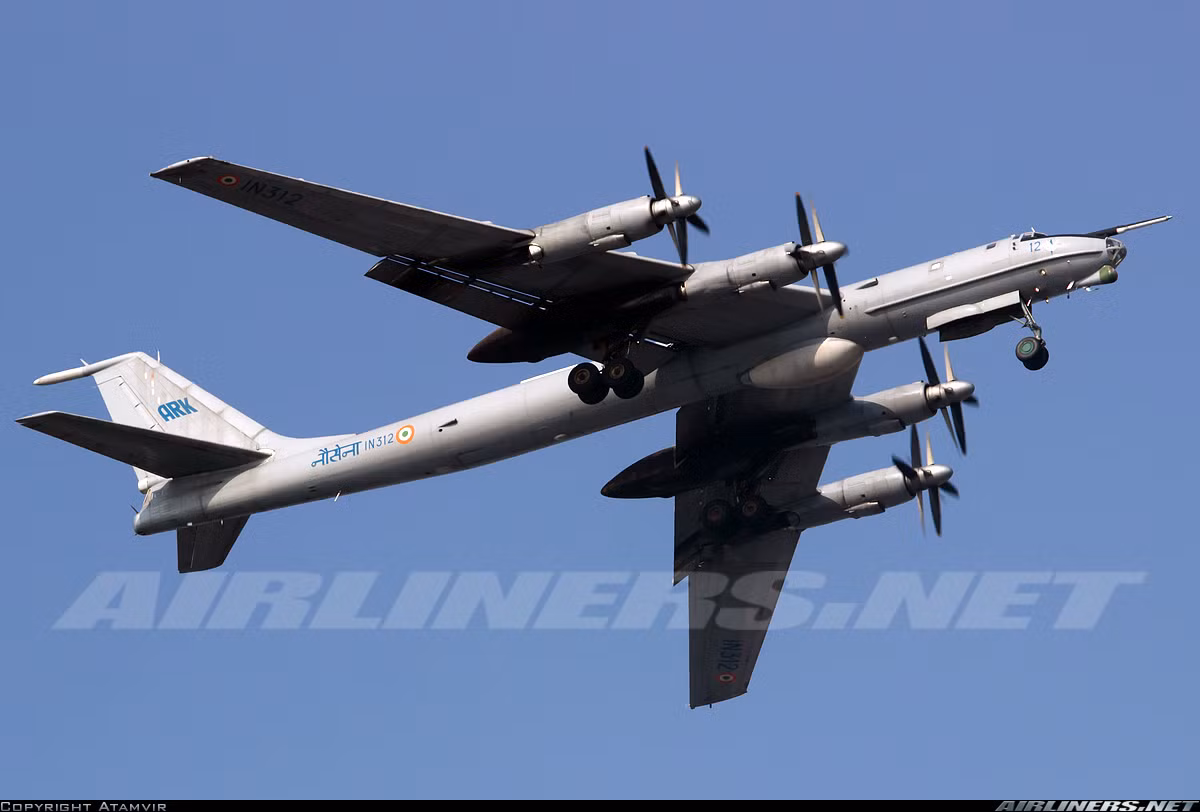 Tu-142MK-E là phiên bản xuất khẩu cho Ấn Độ trên cơ sở hạ cấp trang bị phiên bản Tu-142MK phục vụ trong Không quân Hải quân Liên Xô thời bấy giờ. Nó được trang bị một số hệ thống điện tử đặc biệt như hệ thống bám bắt mục tiêu Korshun-K có khả năng phát hiện mục tiêu tàu mặt nước và tàu ngầm, liên lạc được với các máy bay săn ngầm khác và căn cứ mặt đất. Ngoài ra còn có các phao thủy âm tăng cường khả năng phát hiện tàu ngầm. Nguồn ảnh: Airlines.net