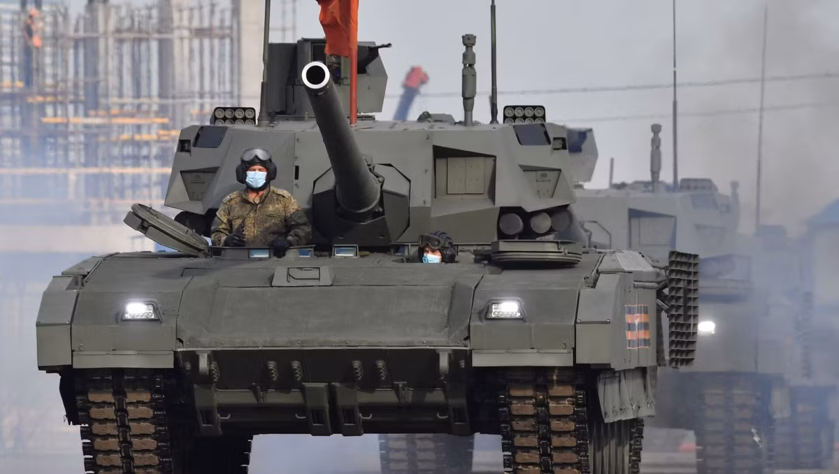 Một số trang tin quân sự cho rằng chiếc T-14 xuất hiện tại Ukraine đang gặp phải hiểm họa như T-90M – mẫu xe tăng hiện đại nhất của dòng T-90, nhưng lại liên tục bị quân đội Ukraine chiếm giữ.
