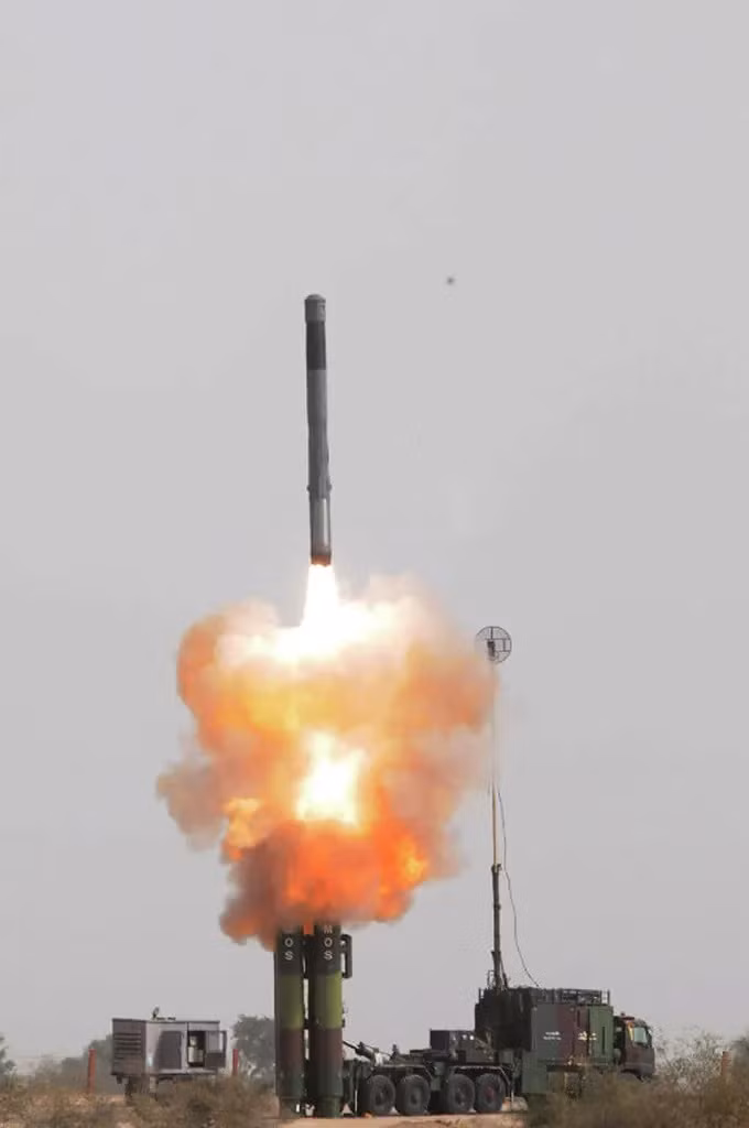 Ngoài tiêm kích, BrahMos cũng được cải tiến để có thể được phòng từ tàu chiến và các hệ thống từ đất liền. Tầm bắn của tên lửa này thay đổi dựa trên hệ thống khai hỏa.