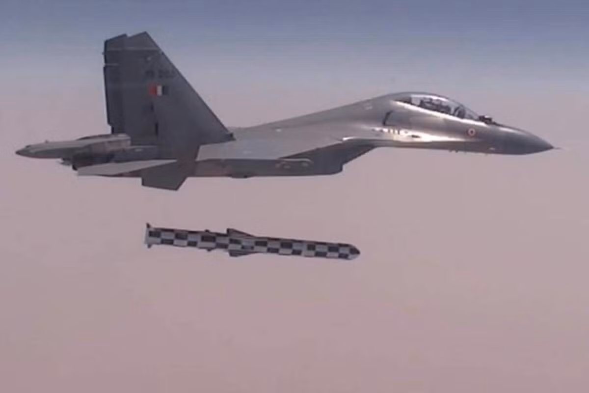 Một tên lửa BrahMos dùng cho tiêm kích sẽ nặng 2,5 tấn. Nó có khả năng mang chất nổ thông thường và cả đầu đạn hạt nhân. Đầu đạn hạt nhân cho BrahMos sẽ nặng khoảng 200kg tới 300kg.