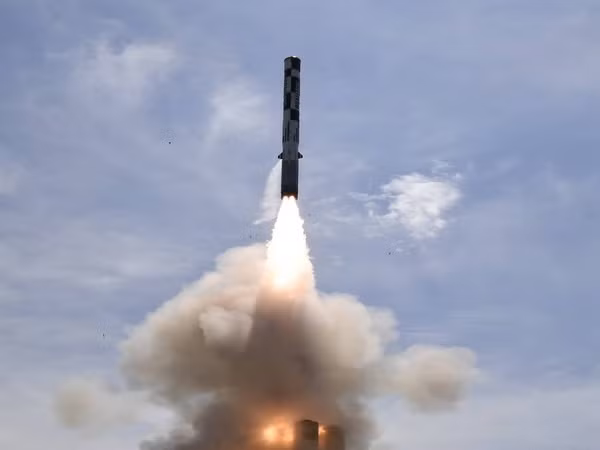 Tên lửa BrahMos cũng có một phiên bản xuất khẩu, với tầm bắn tối đa 290km. Philippines là nước đang sở hữu số tên lửa này. Hiện, nước này mới chỉ mua lại phiên bản BrahMos được khai hỏa từ tàu chiến.