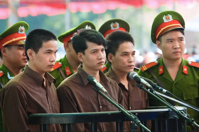 8. Ngày 21/3 xét xử phúc thẩm vụ thảm sát Bình Phước Ngày 4/3, TAND cấp cao tại TP HCM xác nhận, cơ quan này đã thụ lý xong hồ sơ và dự kiến ngày 21/3 sẽ xét xử phúc thẩm vụ thảm sát 6 người tại Bình Phước. Địa điểm xử án là phòng xét xử C, TAND cấp cao tại TP HCM, chủ tọa phiên tòa là Thẩm phán cấp cao Nguyễn Hữu Ba.