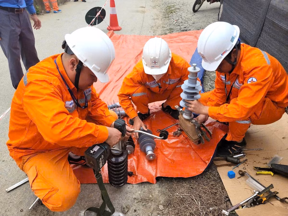 EVNHANOI tăng cường công tác phòng chống thiên tai và tìm kiếm cứu nạn - Hình 2 EVNHANOI tang cuong cong tac phong chong thien tai va tim kiem cuu nan-Hinh-2
