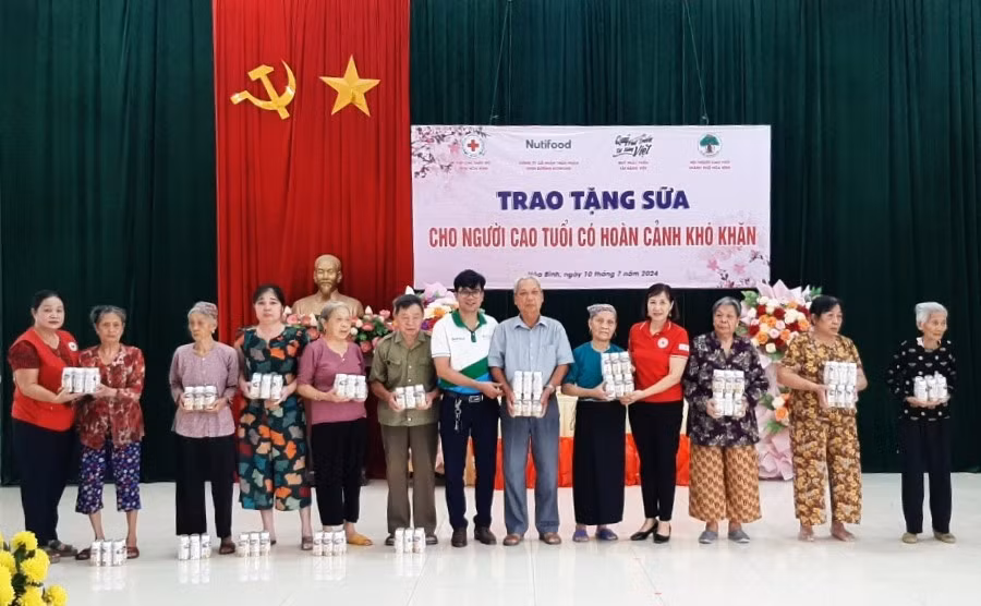 NUTIFOOD ho tro sua dinh duong cho nguoi lon tuoi kho khan