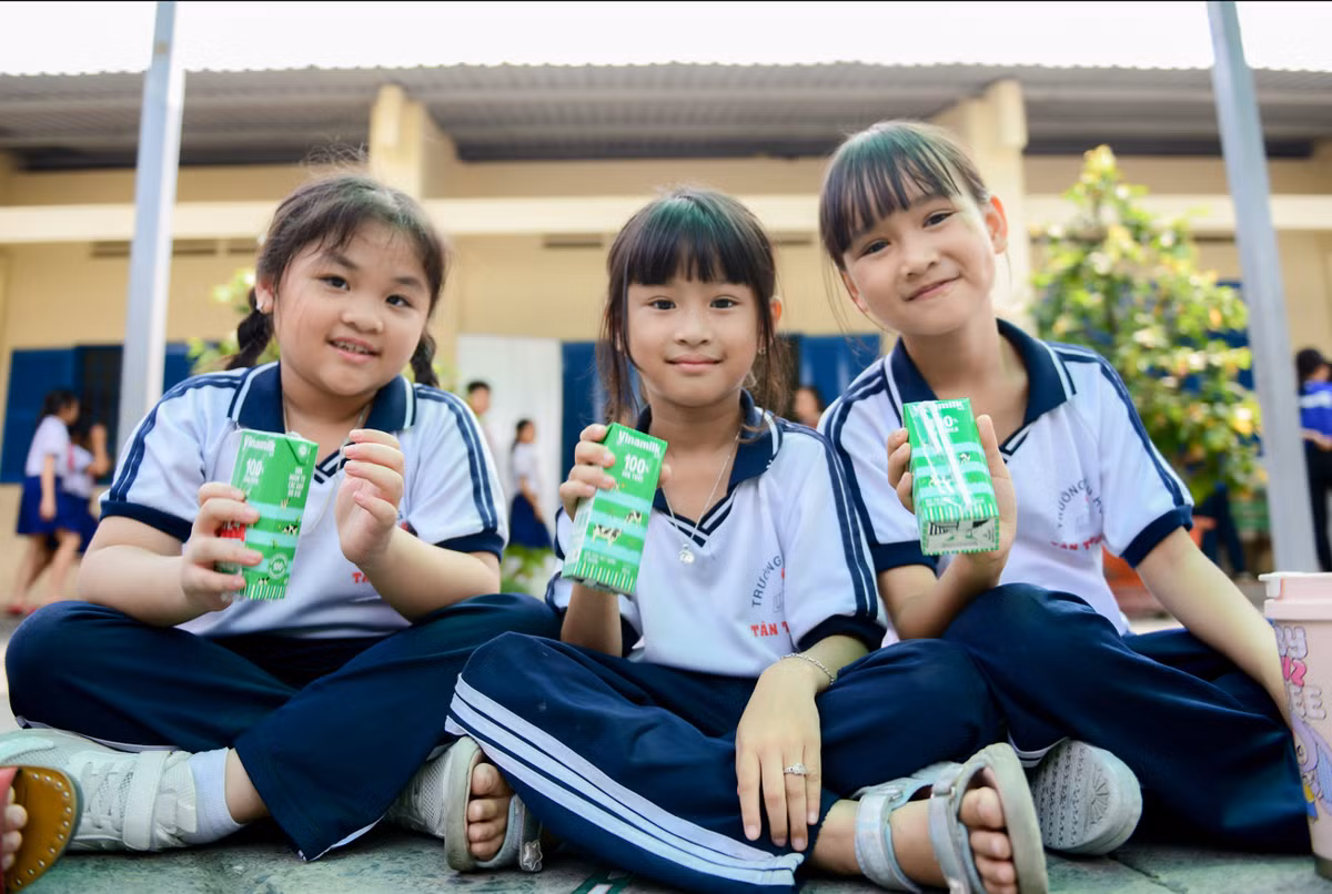 VINAMILK mang niềm vui uống sữa đến với 11.000 trẻ em - Hình 3 VINAMILK mang niem vui uong sua den voi 11.000 tre em-Hinh-3