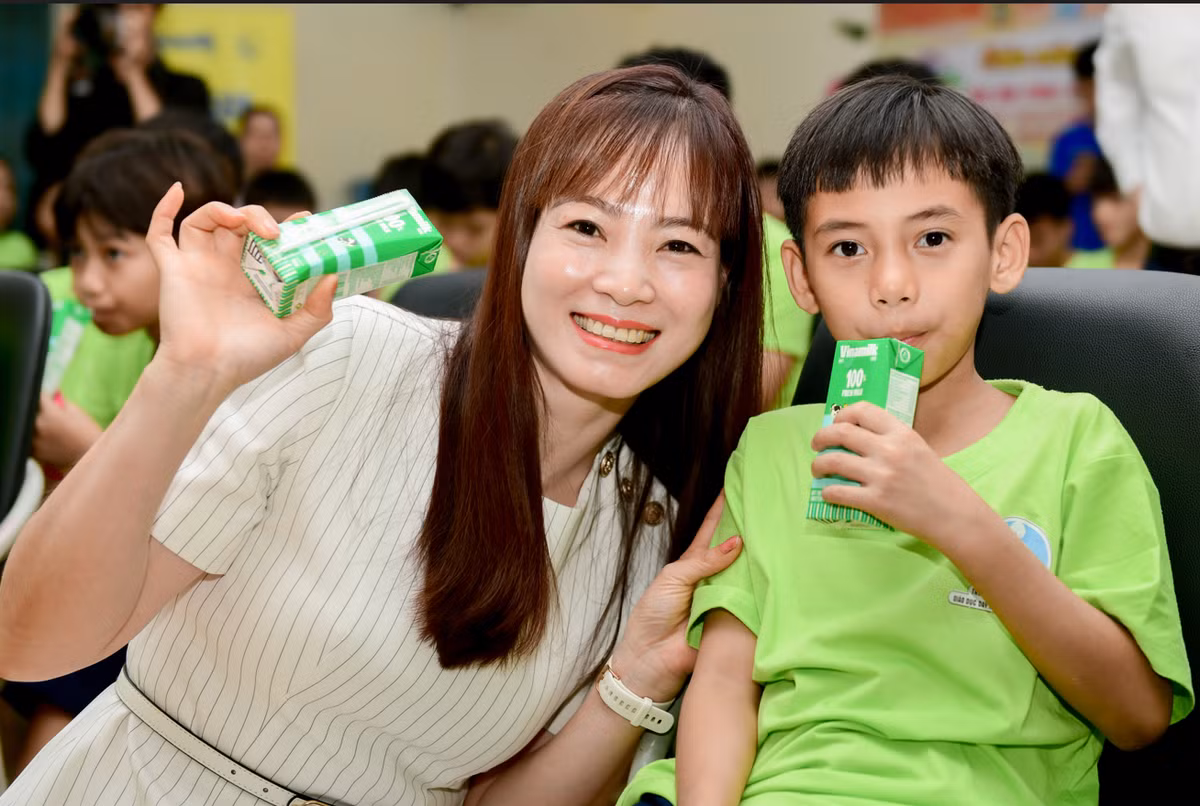 VINAMILK mang niềm vui uống sữa đến với 11.000 trẻ em - Hình 5 VINAMILK mang niem vui uong sua den voi 11.000 tre em-Hinh-5