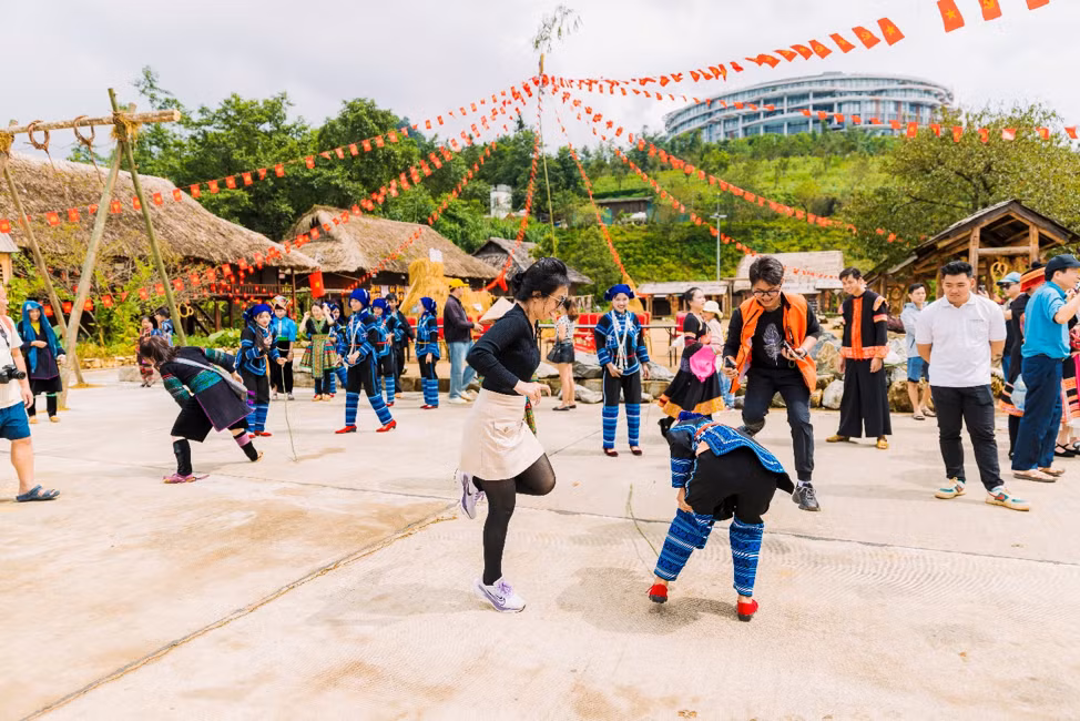 Ngay dau nghi le, du khach do ve Fansipan, Sa Pa-Hinh-6