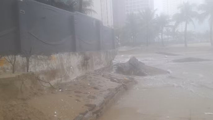 Hiện tình trạng sạt lở tại bãi biển Mỹ Khê đã kéo dài vào trong hơn 50 m, đe doạ phần kè bê tông, thuộc tuyến đường Võ Nguyên Giáp đang được sửa chữa tạm trước đó.