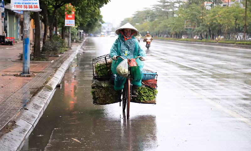 Không khí lạnh tăng cường kèm theo mưa, khiến cuộc sống mưu sinh của người dân Hà Nội gặp nhiều khó khăn.