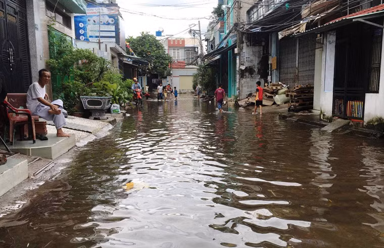 Tại một số khu dân cư khác thuộc quận Bình Tân, quận 12, TP.HCM... do ảnh hưởng của mưa nên đến thời điểm này nước vẫn còn ngập lênh láng.