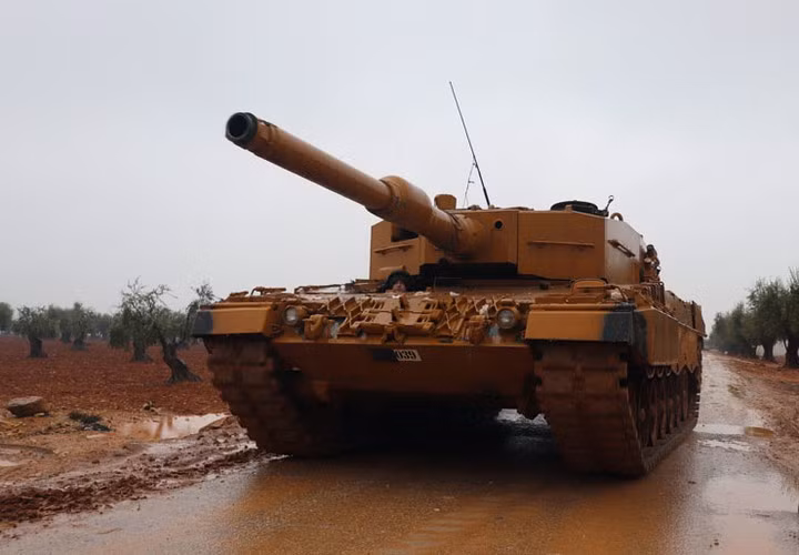 Giáp tháp pháo của Leopard 2A4 cũng được cải tiến so với phiên bản cũ với việc sử dụng hợp kim titanium và vonfram.