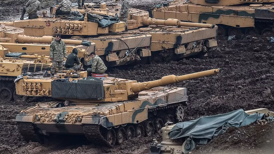 Leopard-2A4 có khối động cơ công suất 1.500 mã lực cho tốc độ tối đa 72 km/h, hơn hẳn tốc độ của T-90 với 65 km/h.