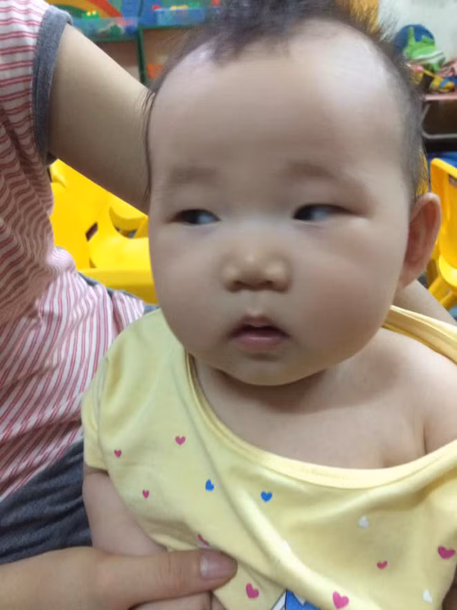 Cô bé 6 tuổi với cú liếc ý nhị
