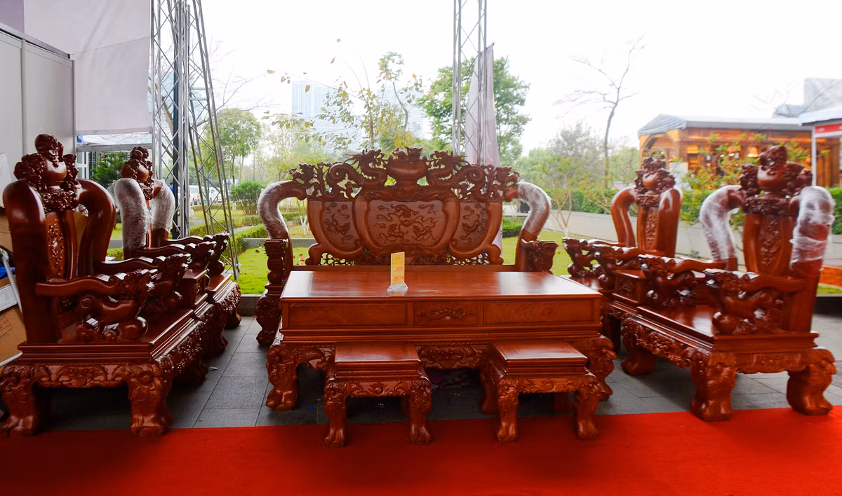 Trong đó gồm: một ghế dài, 4 ghế đơn, một bàn, 4 đẩu (2 nhỏ, 2 lớn).