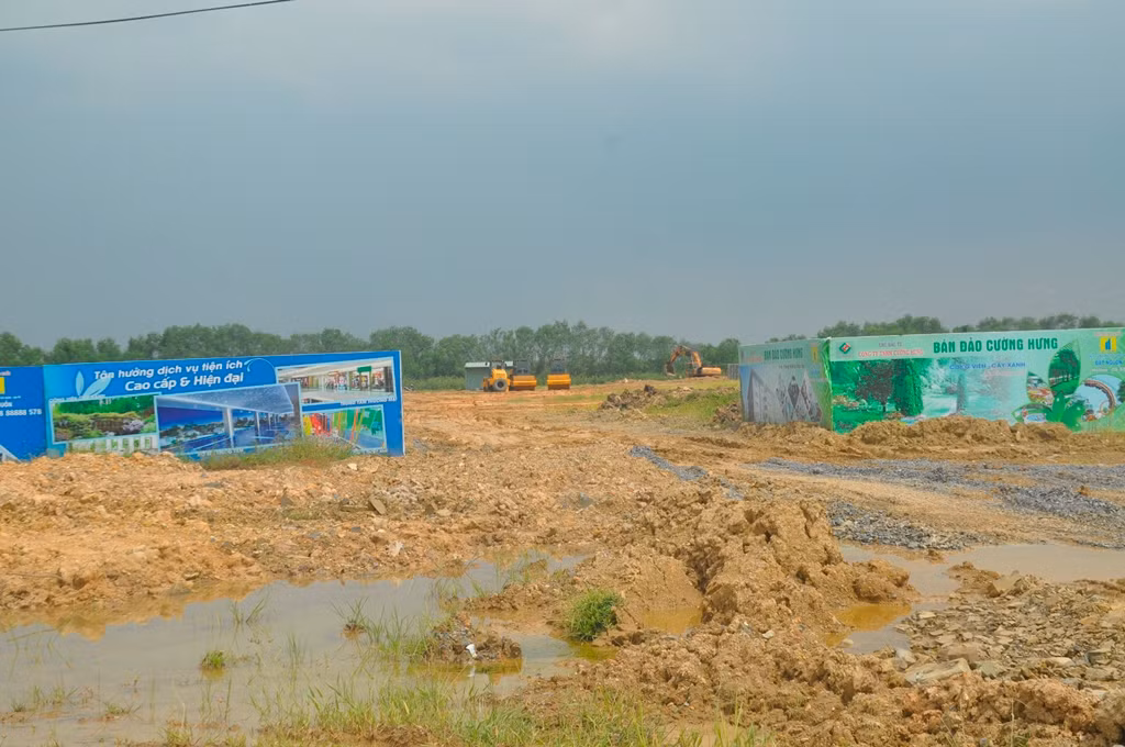 Diện tích đất này sẽ xây dựng các công trình như nhà ở liền kề, biệt thự, chung cư cao tầng, nhà ở xã hội. Ngoài ra còn có đất hành chính, giáo dục, thương mại - dịch vụ, trạm y tế; công viên cây xanh, hồ nước và đường giao thông. Ảnh: Tiền Phong.
