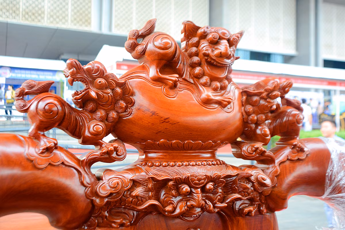 Phần đầu ghế đơn cũng được khắc hình con nghê đeo tràng hạt.