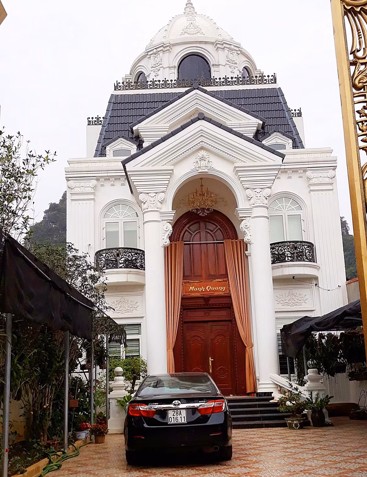 Tòa biệt thự khoác lên mình màu trắng tinh khôi với không gian rộng rãi, thoáng đãng.