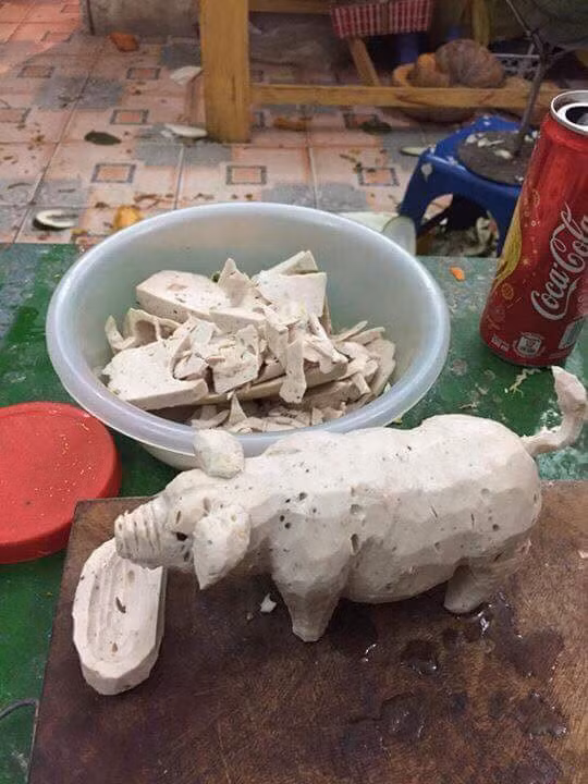 Chú lợn được "tạc" bởi một tác giả không tên cũng khiến cư dân mạng thích thú hồi đầu tuần. Điều đặc biệt là khối giò để làm ra bức tượng cũng được chế biến từ... thịt lợn xay.