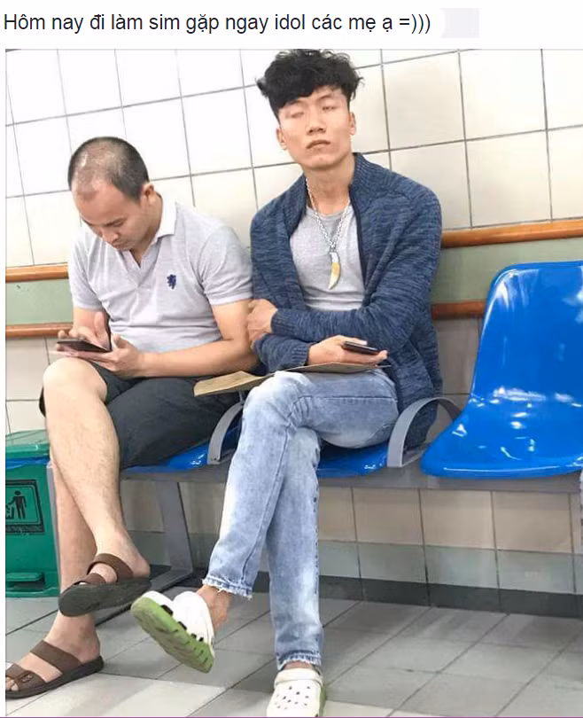 Chàng trai với mái tóc xoăn và khuôn mặt hao hao giống thủ môn quốc dân Bùi Tiến Dũng. Cả lúc ngủ cũng khiến người ta chú ý thế này đây.
