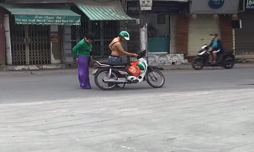 Bức ảnh tài xế Grab đưa áo cho khách hàng nữ thu hút sự chú ý của dân mạng sau vài chục phút đăng tải. "Khách mặc áo dài đi Grab, áo mắc vào xích xe khiến cô gặp sự cố. Tài xế Grab cởi áo nhường cho khách", chú thích ảnh cho hay.