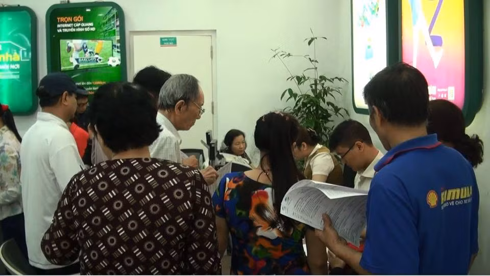 Điểm giao dịch của các nhà mạng chật kín người dân tới làm thủ tục bổ sung thông tin thuê bao.