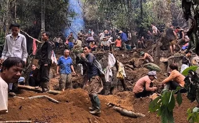 Người dân đào bới chủ yếu ở các khe đá, gốc cây to, các hố sâu và không có trang bị bảo hộ nên rất nguy hiểm đến tính mạng vì khả năng sạt cao.
