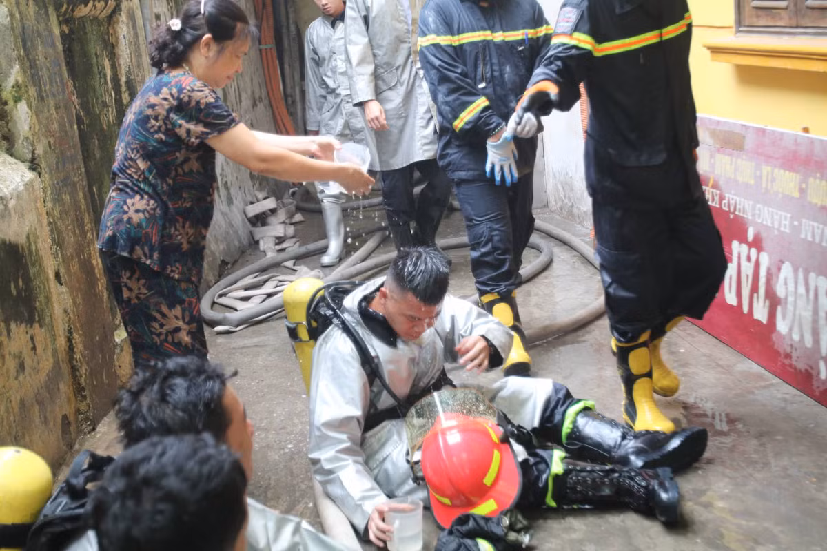 Ha Noi: Chay nha trong ngo, doi cuu ho kho tiep can hien truong-Hinh-5