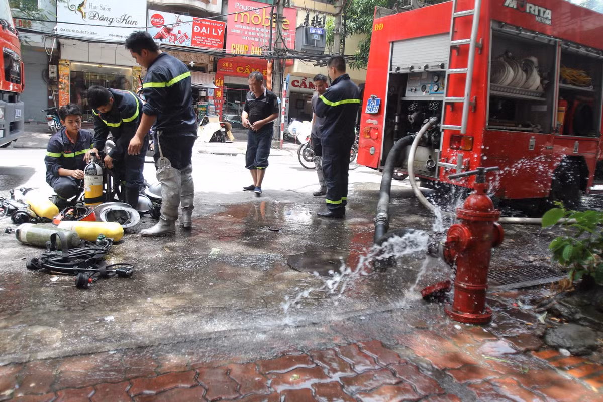 Ha Noi: Chay nha trong ngo, doi cuu ho kho tiep can hien truong-Hinh-9