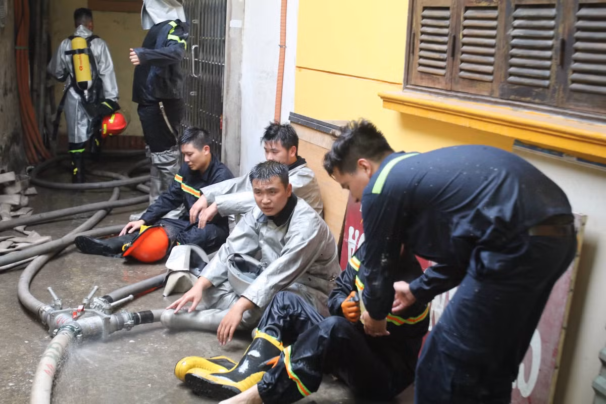 Ha Noi: Chay nha trong ngo, doi cuu ho kho tiep can hien truong-Hinh-6