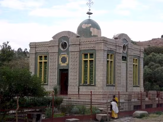 Nhà thờ Tablet ở Axum, Ethiopia. Nhà thờ này được cho là nơi cất giữ Hòm Bia Giao Ước. Chỉ có một người duy nhất được phép vào bên trong nhà thờ, đó là người giám hộ. (Nguồn Emgn)