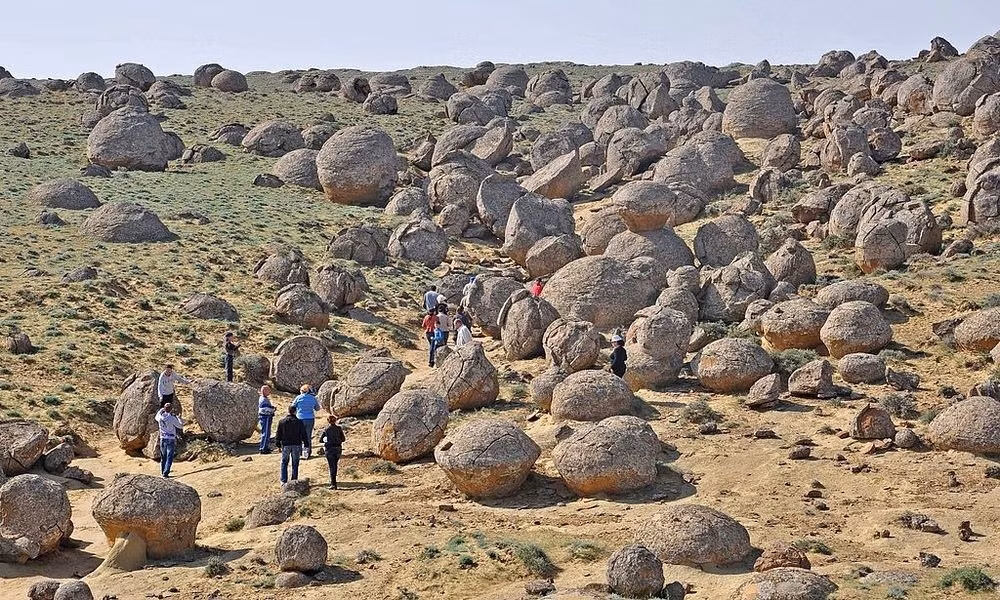 Valley of Balls là một thung lũng kỳ lạ, thung lũng của những quả cầu đá hay còn gọi là Torysh nằm ở mũi phía Bắc của Western Karatau, gần thị trấn Shetpe ở Kazakhstan, nổi tiếng với những quả cầu bằng đá khổng lồ, thu hút rất đông các du khách năm châu. (Nguồn Amusing Planet)