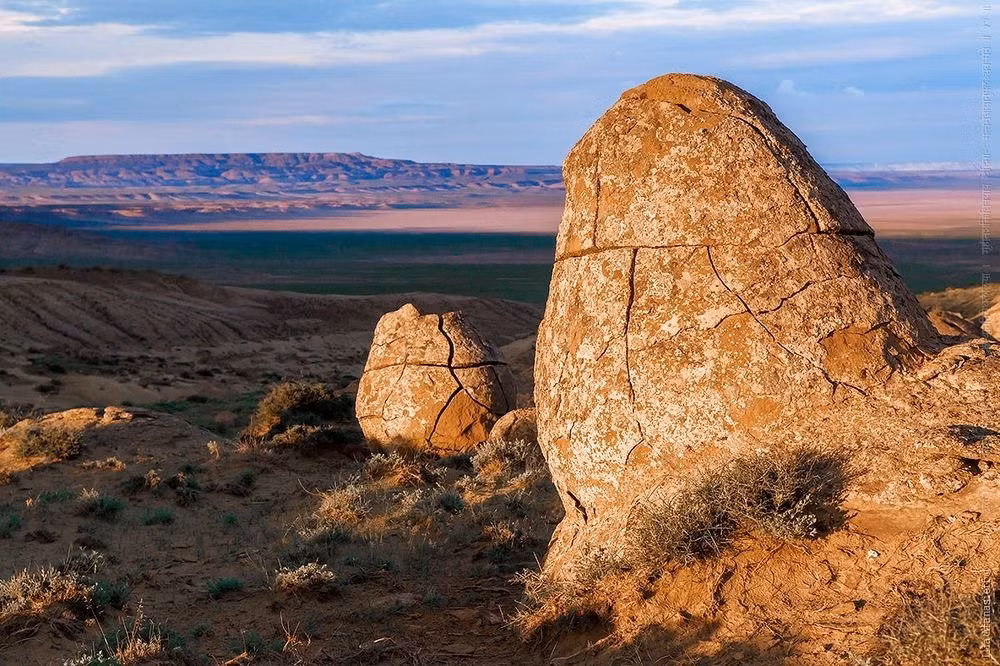 Tuy vậy, khung cảnh ở thung lũng cầu đá Kazakhstan lại khiến du khách choáng ngợp hơn bởi không gian rộng lớn, màu đất, màu trời cực kỳ hài hòa. (Nguồn Amusing Planet)