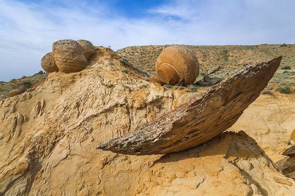 Những quả cầu đá này là kết quả của hiện tượng concretion - sự ngưng kết khoáng chất. Qua thời gian dài, mưa gió bào mòn mới có hình cầu đặc biệt như thế này. Theo nghiên cứu, những khối cầu đá khổng lồ kỳ lạ này chủ yếu hình thành từ đá trầm tích và đất. (Nguồn Amusing Planet)