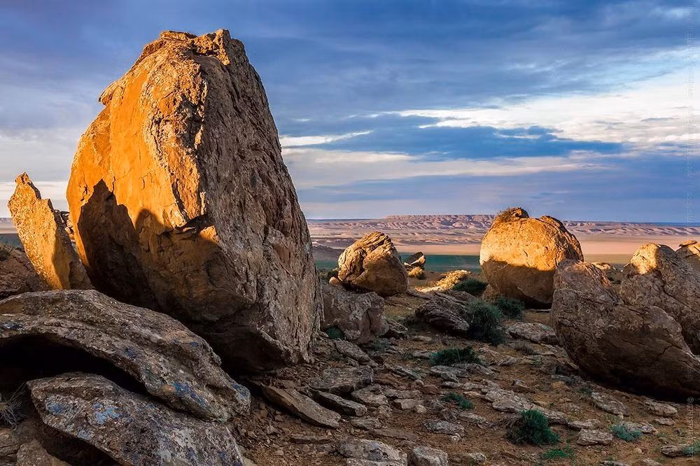 Đến thung lũng cầu đá ở Kazakhstan, người xem như lạc vào một không gian ngoài hành tinh, cảnh tượng giống hệt như những bộ phim khoa học viễn tưởng. (Nguồn Amusing Planet)