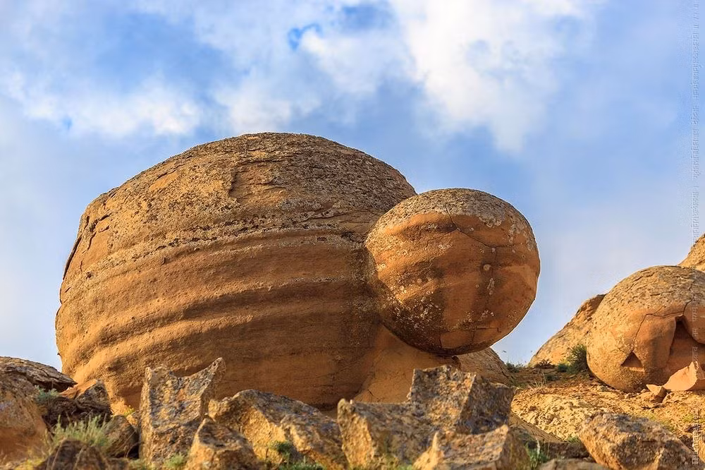 Cận cảnh một khối cầu đá khổng lồ tại thung lũng nổi tiếng Kazakhstan. Khối cầu nhỏ gắn vào khối cầu lớn khiến tổng thể trông như một con rùa. (Nguồn Amusing Planet)