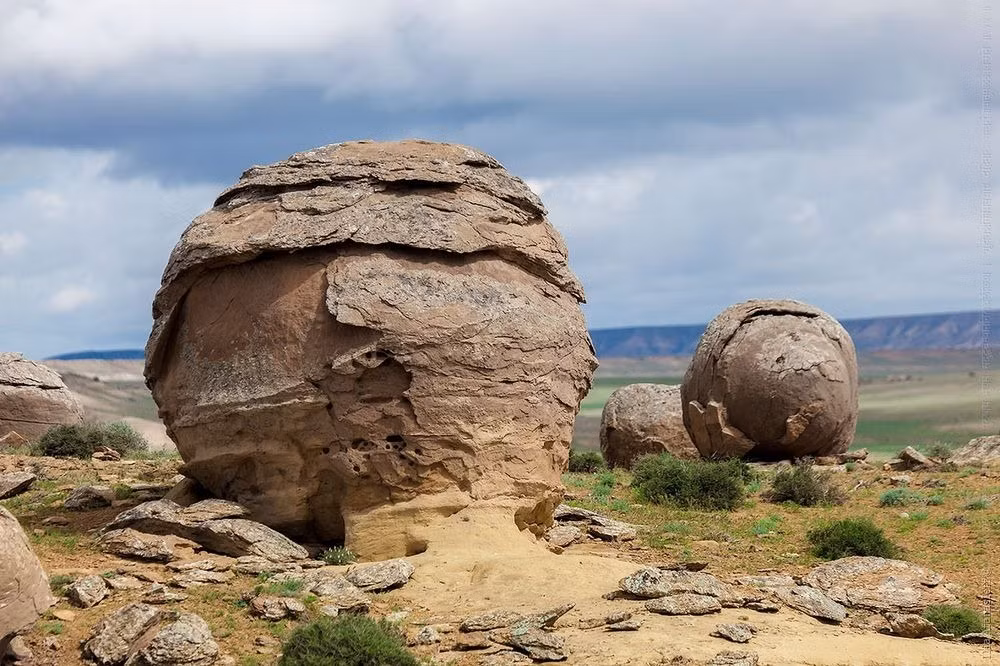 Ngoài thung lũng cầu đá ở Kazakhstan, bãi đá hình cầu Moeraki ở New Zealand cũng là một là một ví dụ điển hình của hiện tượng ngưng kết khoáng trên bề mặt hành tinh. (Nguồn Amusing Planet)