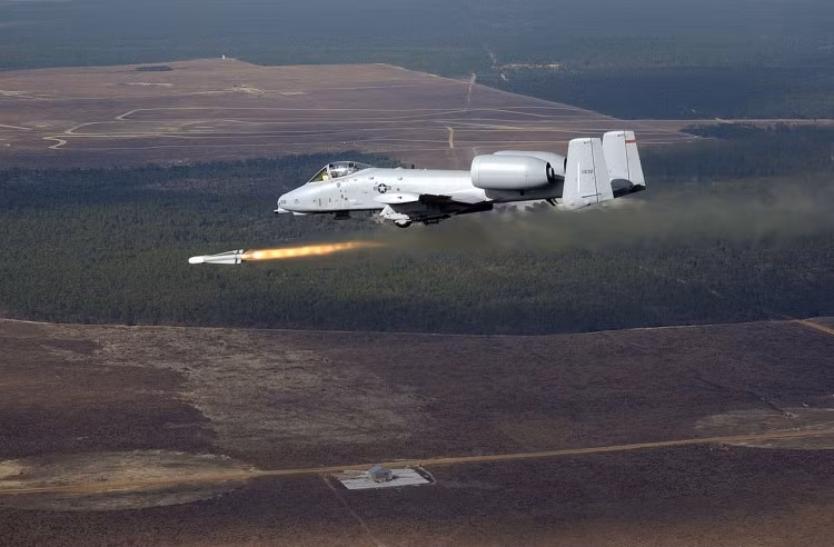 Cường kích A-10 Thunderbolt là chiến đấu cơ duy nhất được Mỹ chế tạo chỉ để hỗ trợ lực lượng chiến đấu dưới mặt đất. A-10 Thunderbolt được thiết kế để tiêu diệt xe tăng, xe thiết giáp và các mục tiêu khác của địch. Ảnh Không quân Mỹ