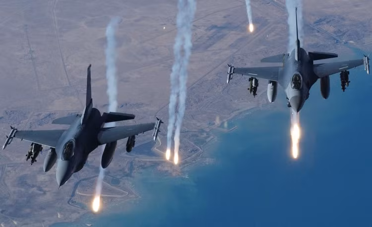F-16 Fighting Falcon là chiến đấu cơ siêu thanh đa nhiệm được chế tạo cho Không quân Mỹ được trang bị súng máy M61 Vulcan cùng 11 vị trí để lắp đặt các trang thiết bị vũ khí khác như tên lửa tầm nhiệt không đối không AIM-9 Sidewinder, tên lửa dẫn đường AIM-7 Sparrow, cùng các loại tên lửa không đối đất và bom. Ảnh Không quân Mỹ
