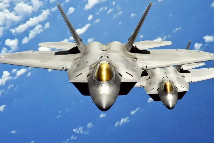F-22 Raptor là chiến đấu cơ siêu thanh tàng hình thế hệ thứ 5 có khả năng bay cực kỳ linh hoạt. Không chỉ được thiết kế để trở thành chiếc tiêm kích vượt trội so với mọi đối thủ, F-22 Raptor còn có thể tấn công các mục tiêu dưới mặt đất, tham gia tác chiến điện tử và thu thập thông tin tình báo. F-22 được coi là chiến đấu cơ tốt nhất từ trước đến nay. Ảnh Không quân Mỹ.