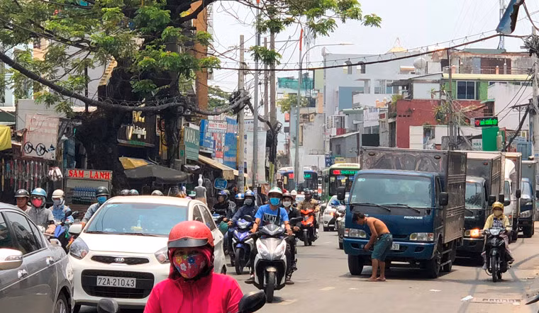 Nhiều tài xế quá bất ngờ đã vội thắng gấp để tránh đã khiến xảy ra các vụ va chạm nhưng không gây thiệt hại đáng kể.