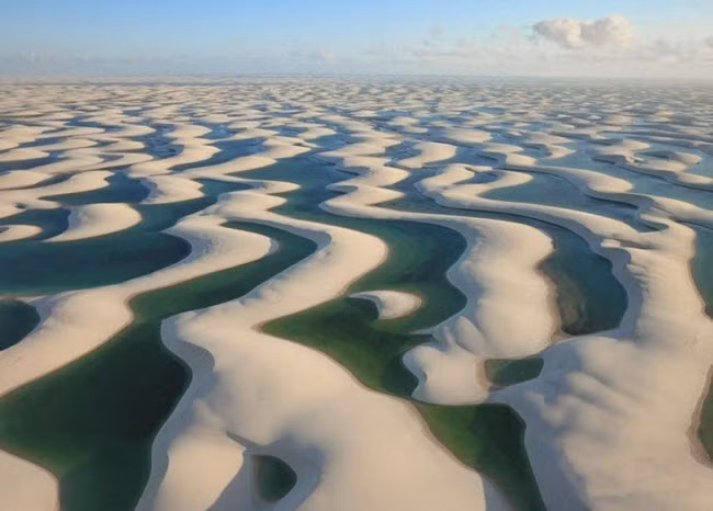 Nhìn từ xa, vườn quốc gia Lençóis Maranhenses trông như một sa mạc bình thường, thực tế, nó là một sa mạc đặc biệt với trăm hồ nước hình thành vào mùa mưa.