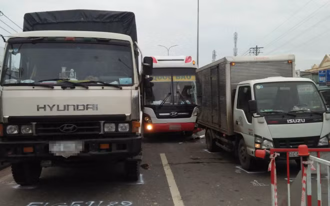 Nhieu tre khoc thet khi 4 oto va cham tren quoc lo 1