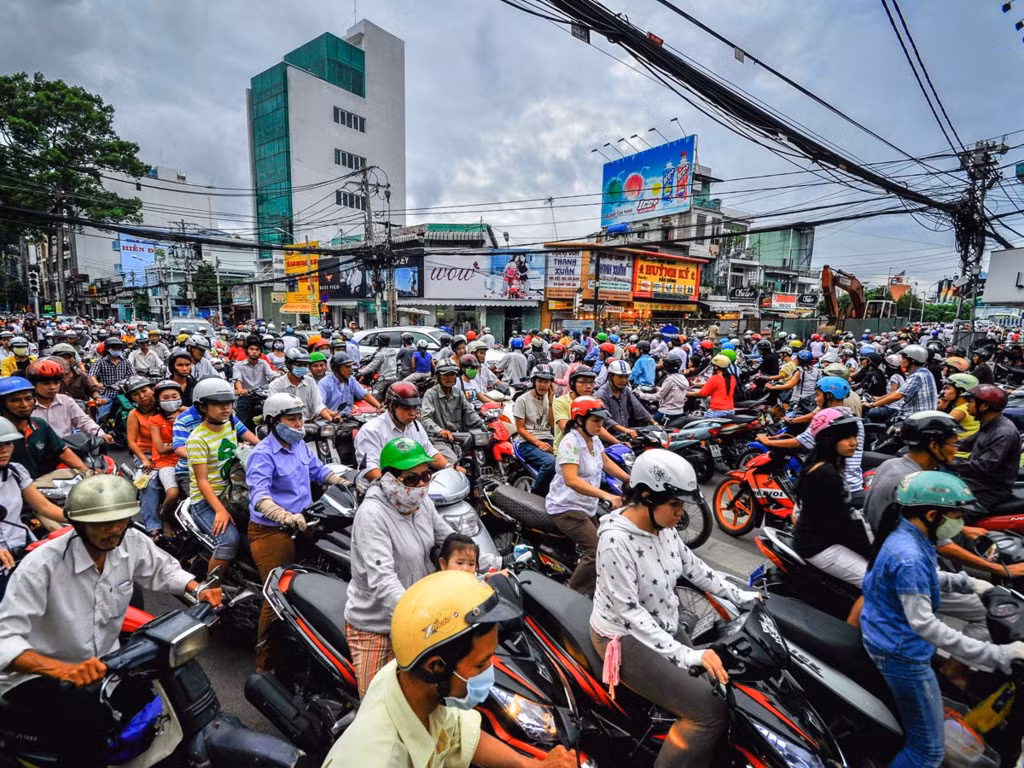 An toàn giao thông: Giao thông ở Việt Nam được coi là rất "đặc biệt". Người đi đường cũng có thói quen xấu như bấm còi, vượt đèn đỏ, đi sai làn, vừa đi vừa nhắn tin, gọi điện... Do đó nếu muốn tự đi xe khi tới đây, khách nước ngoài cần cẩn thận và chuẩn bị cho những tình huống va chạm. Ảnh: Business Insider.