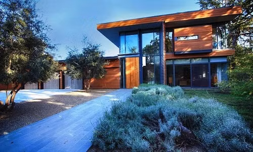 Ngôi nhà tọa lạc tại Sacramento, California. Thiết kế sử dụng gỗ và thủy tinh gợi nhớ đến quê nhà Seattle của Bill Gates. 