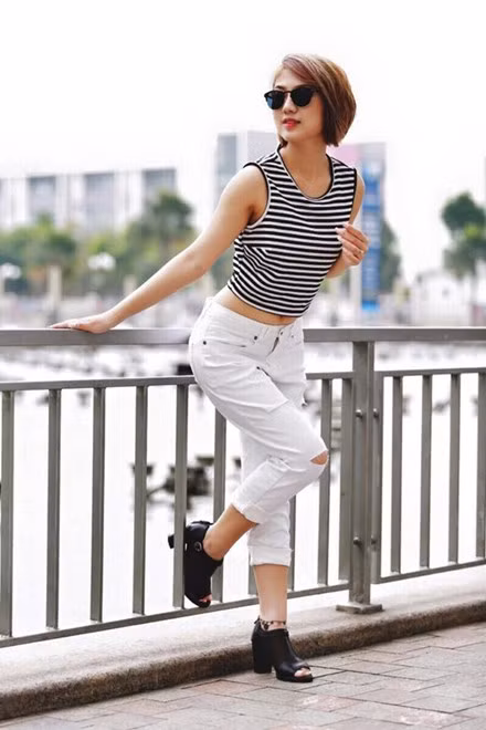 Người đẹp tên thật là Hoàng Thu Trang, sinh năm 1991. Trước Sống chung với mẹ chồng, cô từng đóng vai Thủy Tiên trong Khi người đàn ông góa vợ bật khóc, vai Thảo Mai "phù thủy" trong 5S online. 