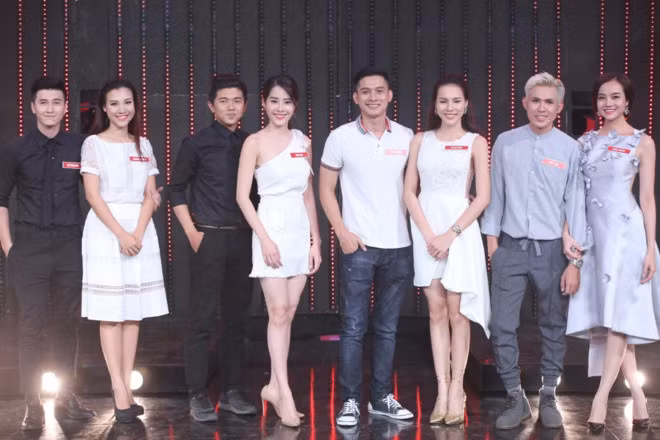 Huỳnh Anh - Hoàng Oanh cũng vừa tiết lộ đã chia tay được vài tháng. Năm 2016, họ từng tham gia game show My Man Can. Dù chênh lệch hai tuổi nhưng cả hai được đánh giá đẹp đôi.