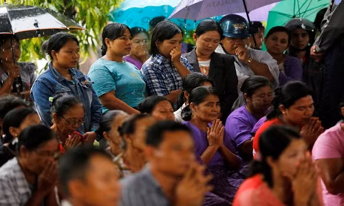 Myanmar đã huy động 9 tàu hải quân và 3 máy bay để phục vụ cho công tác tìm kiếm và cứu hộ. Ảnh chụp khoảnh khắc gia đình những nạn nhân cầu nguyện trong lễ tang. Nạn nhân là các binh sĩ và người nhà của họ cũng như phi hành đoàn trên chiếc máy bay của quân đội Myanmar rơi xuống biển Andaman hôm 7/6.