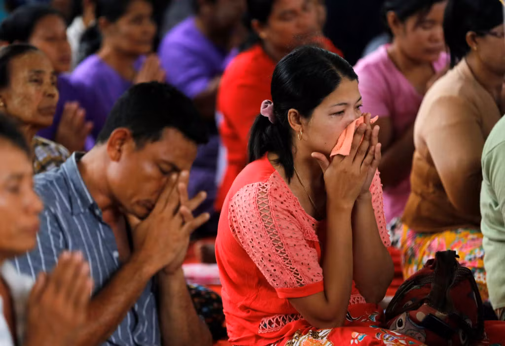 Còn gần 100 nạn nhân vẫn mất tích và cơ hội sống sót của họ ngày càng giảm. Những thi thể được vớt đều không mặc áo phao. Trong ảnh, người nhà các nạn nhân rơi nước mắt trong đám tang.