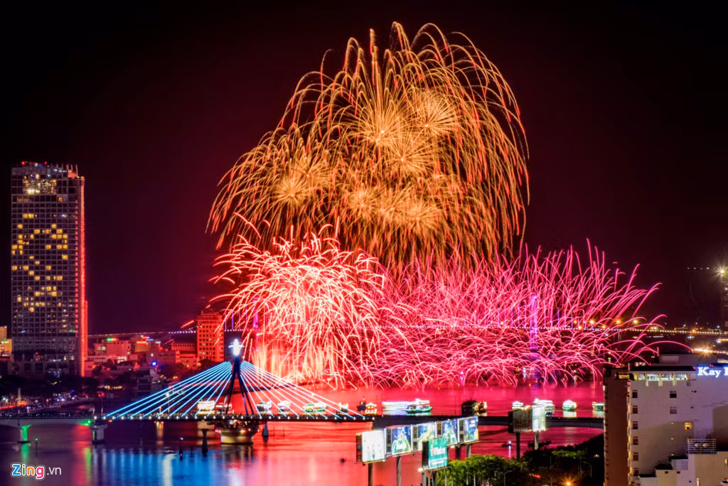 Đội Australia: Cùng với Italy, Australia trong đêm trình diễn mang tên "Thủy" đã biến đêm pháo hoa DIFF 2017 thành “trận chung kết sớm” bởi cả hai đội đưa ra những thủ pháp pháo hoa đến nghẹt thở và dồn dập. Dựa trên chủ đề chính, cùng chung cảm hứng về cội nguồn của sự sống, đội Australia thể hiện một phần triết lý phương Đông thông qua âm nhạc và pháo hoa.