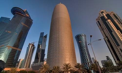 Tháp Doha cao 46 tầng là cao ốc đẹp nhất khu vực Trung Đông và châu Phi, với điểm nhấn là kết cấu hình trụ lạ mắt cùng những lớp hoa văn đậm chất Hồi giáo ở bên ngoài. Nhìn từ xa, tòa tháp giống như một công trình điêu khắc giữa một rừng cao ốc xung quanh. Ảnh: Sergeev.com.